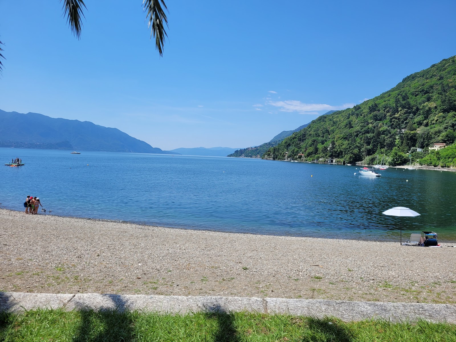Zdjęcie Spiaggia di Cannero z powierzchnią beżowe kamyki