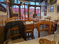 Atmosphère du Restaurant français Le Vieux Bistrot : Spécialité Fromage, Fondue , Raclette, Pierrades à Paris - n°14