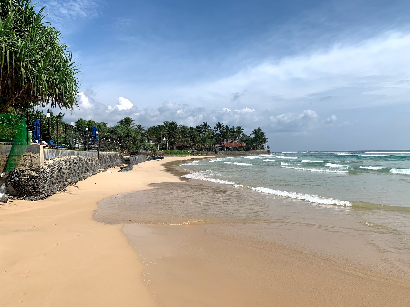Kabalana beach的照片 带有碧绿色水表面