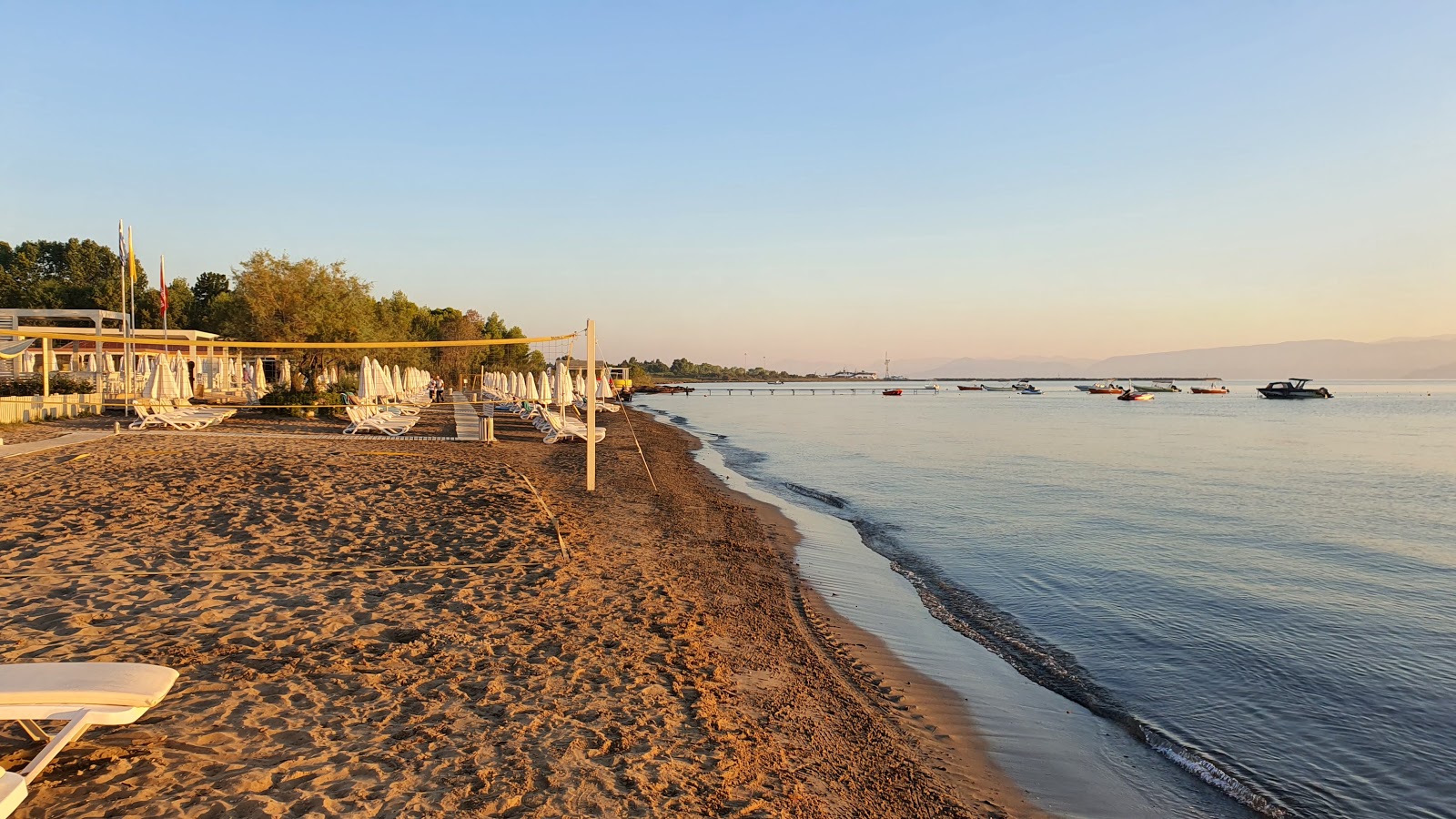 Foto di Spiaggia di Agios Petros e l'insediamento