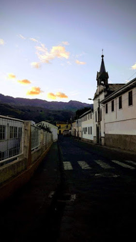 Opiniones de Capilla Católica de la Unidad Educativa San Francisco de Sales en Alausí - Iglesia