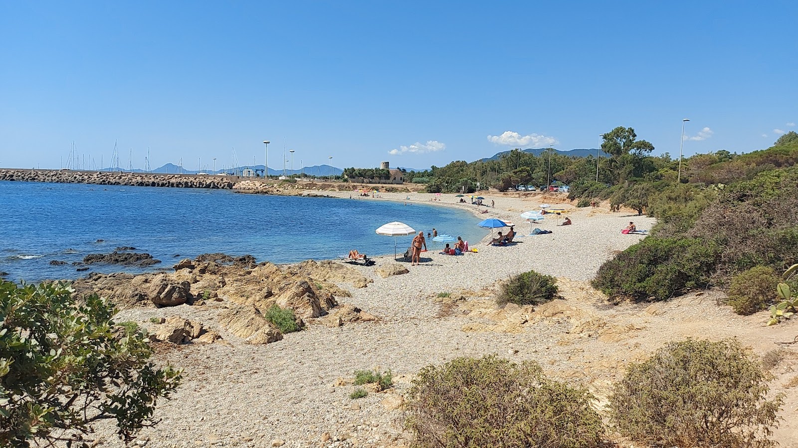 Foto von Porto Corallino Beach mit kleine, beiger kiesel Oberfläche