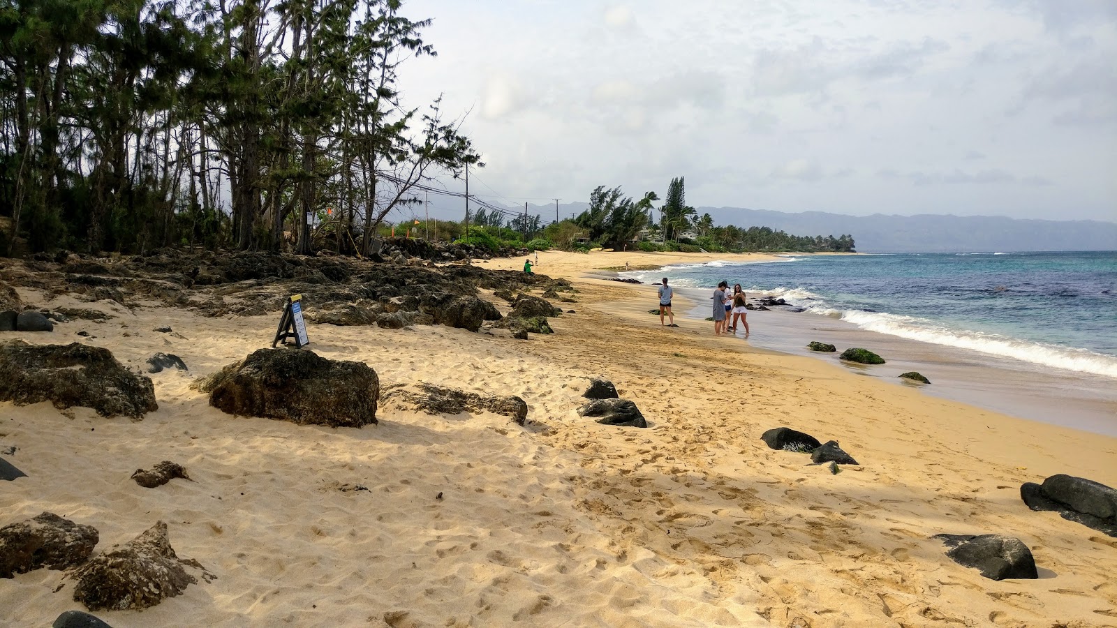 Foto van Laniakea Beach met turquoise puur water oppervlakte