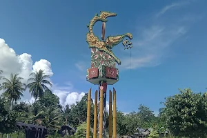 Tugu Khatulistiwa Sulawesi Tengah image