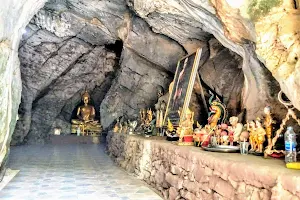 Wat Tham Khao Prathun image
