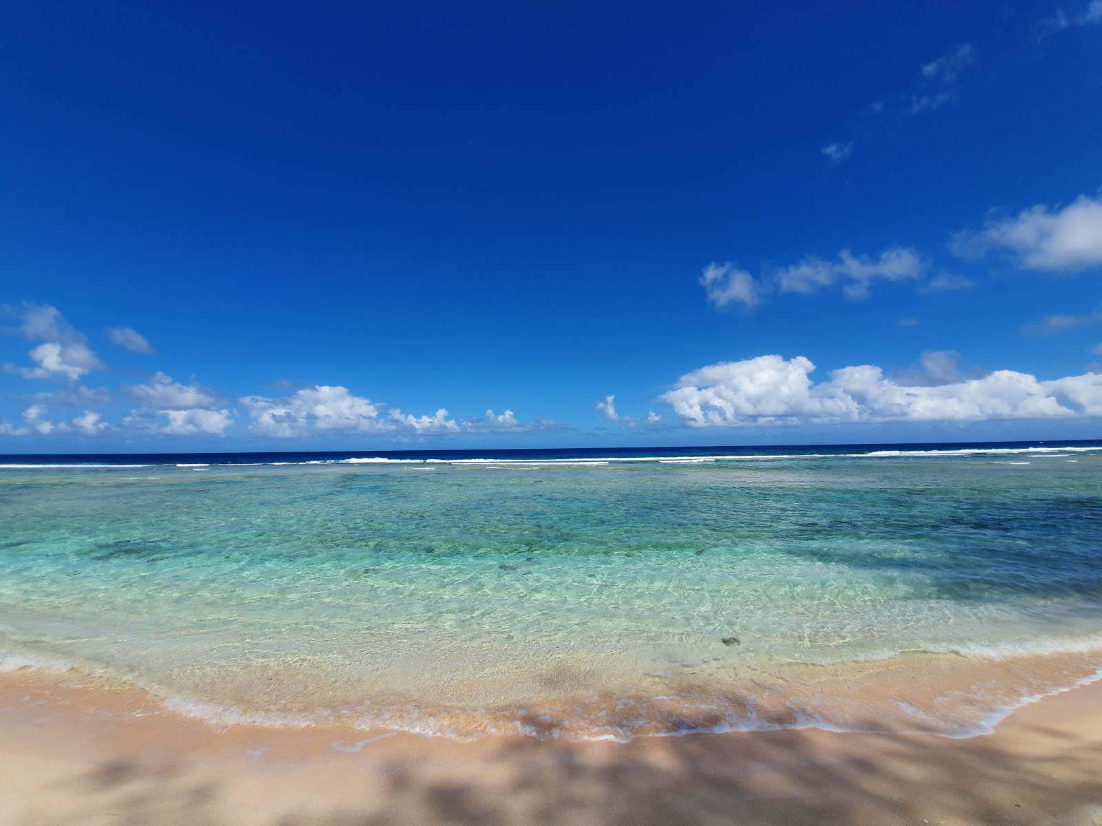Foto van Guam Star Sand met turquoise puur water oppervlakte
