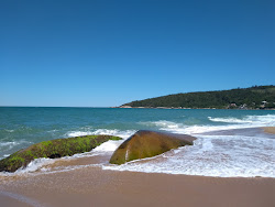Praia de Taquaras'in fotoğrafı uçurumlarla desteklenmiş
