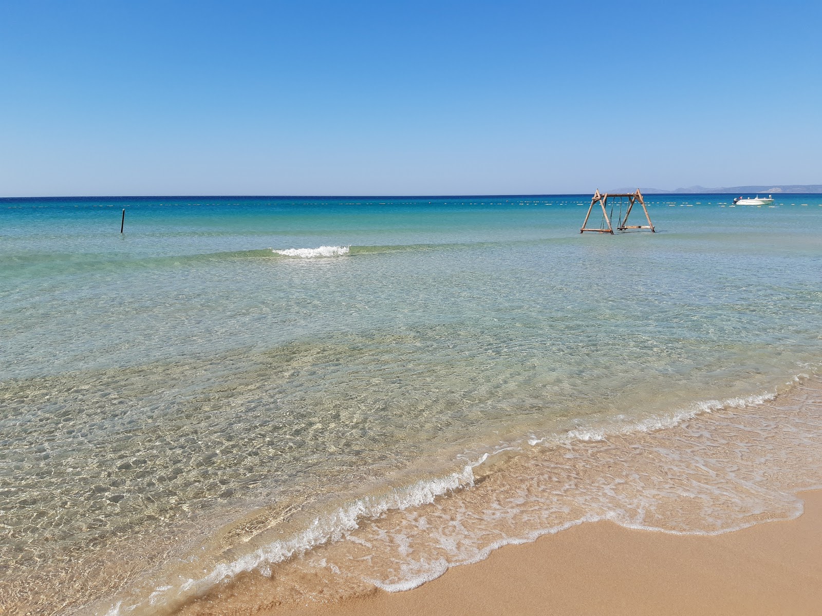 Fotografija Dharma plažni klub z svetel fin pesek površino