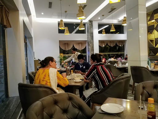 14 Tables Restaurant
