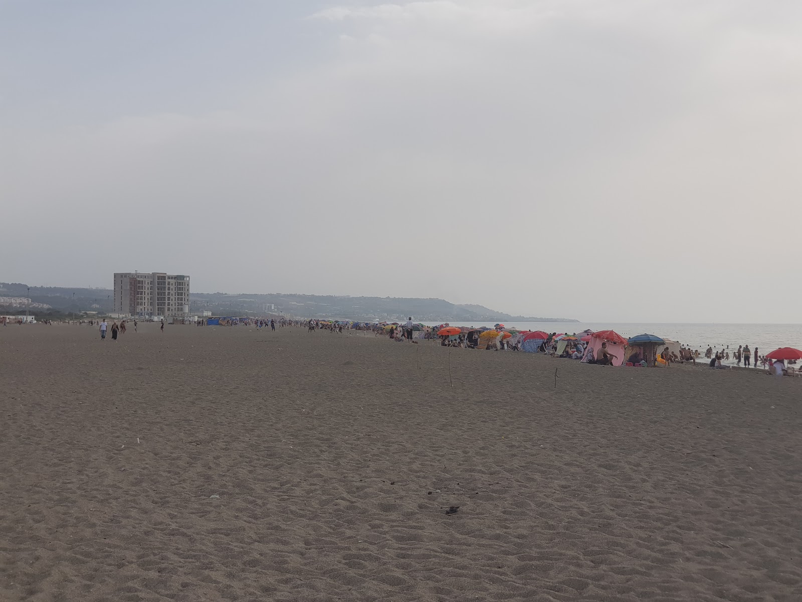 Foto de Plage Khelloufi - lugar popular entre los conocedores del relax