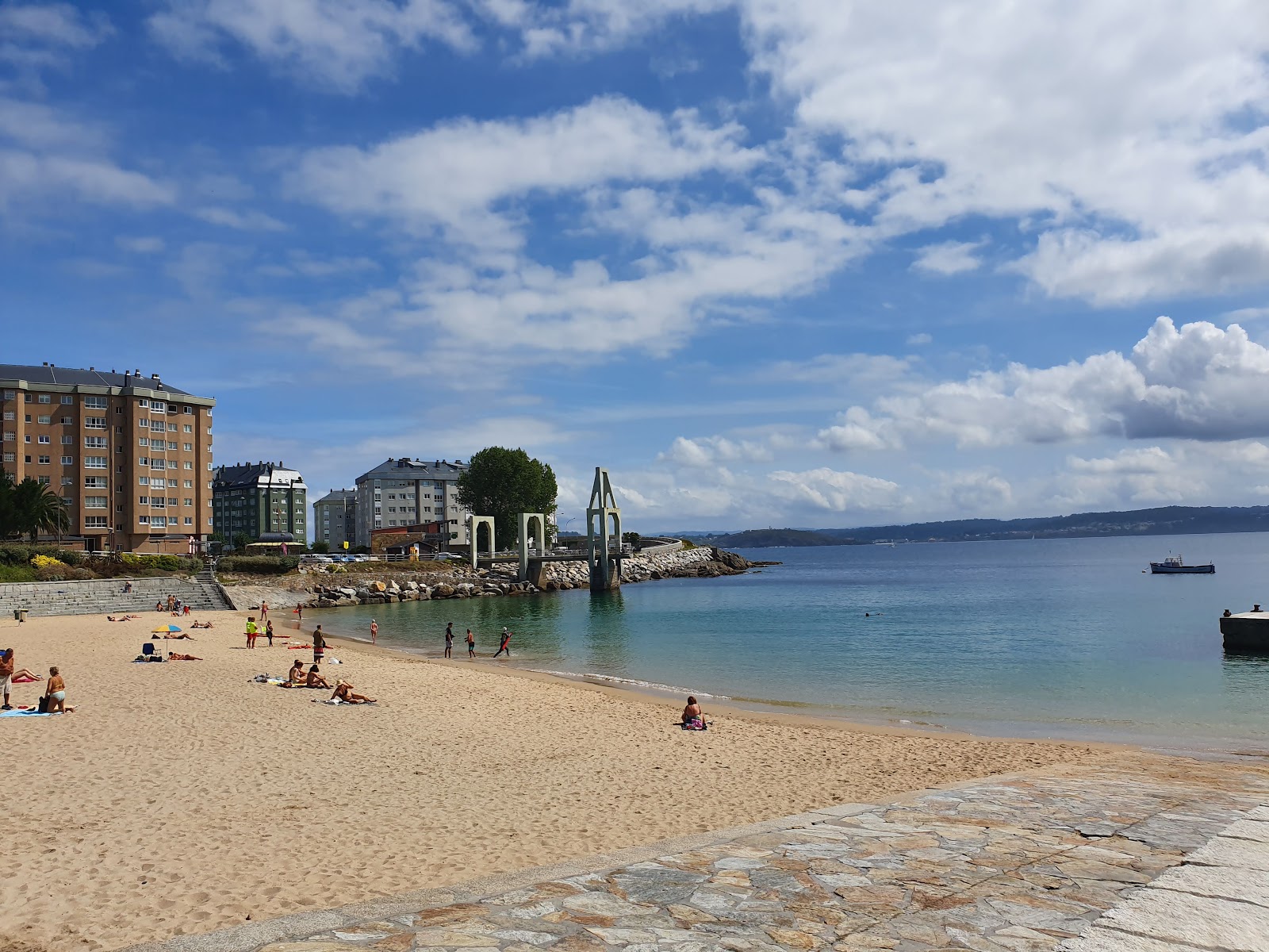 Foto de Praia de Adormideiras con arena blanca superficie