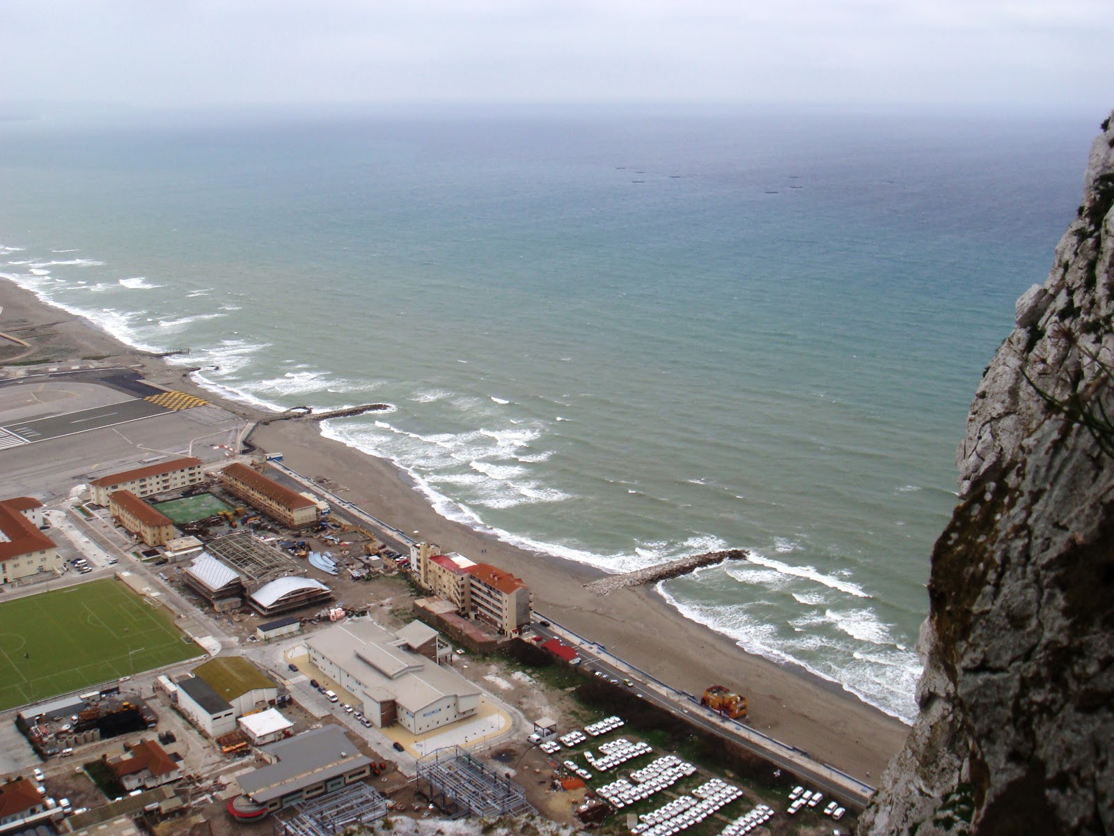 Foto av Eastern Beach, Gibraltar med turkos rent vatten yta