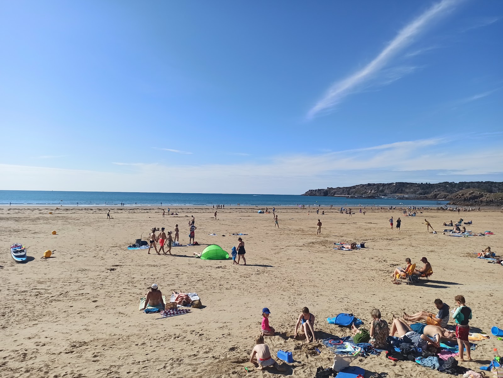 Plage du Port Morvan'in fotoğrafı - rahatlamayı sevenler arasında popüler bir yer