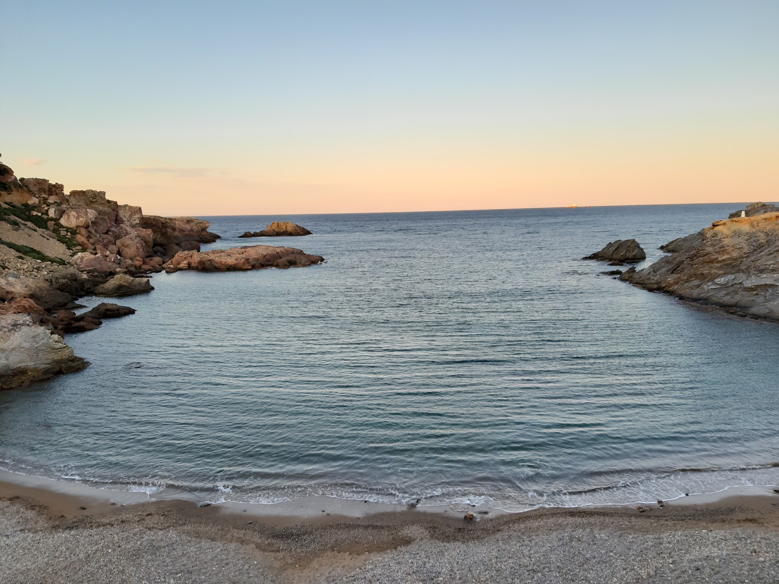Photo de Playa de la Calafria avec petite baie