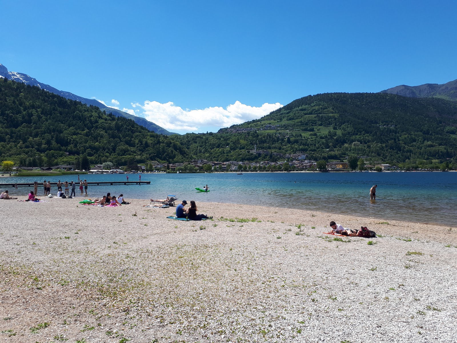 Foto von Pescatori Beach mit kleine, beiger kiesel Oberfläche