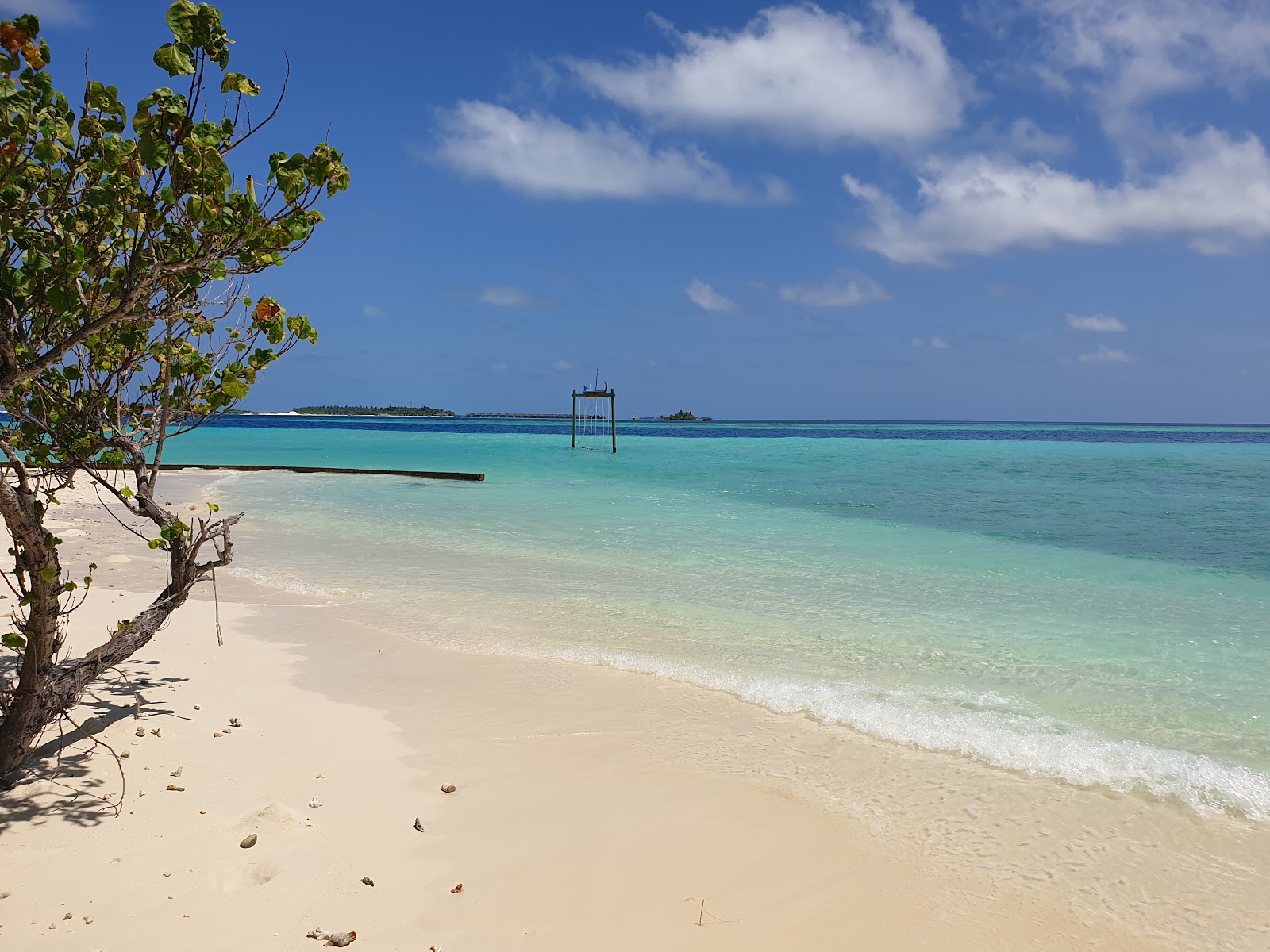 Foto di Gulhi Beach South con una superficie del sabbia bianca