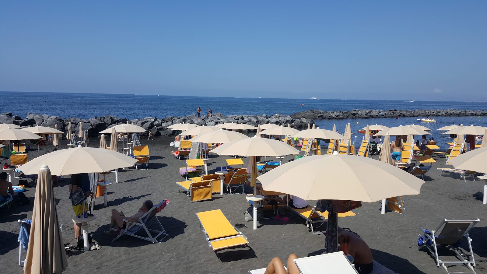 Fotografija Spiaggia di via Litoranea II z prostorni večplastni zalivi