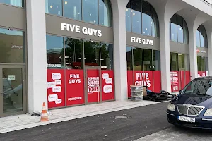 Five Guys München Perlach Plaza image