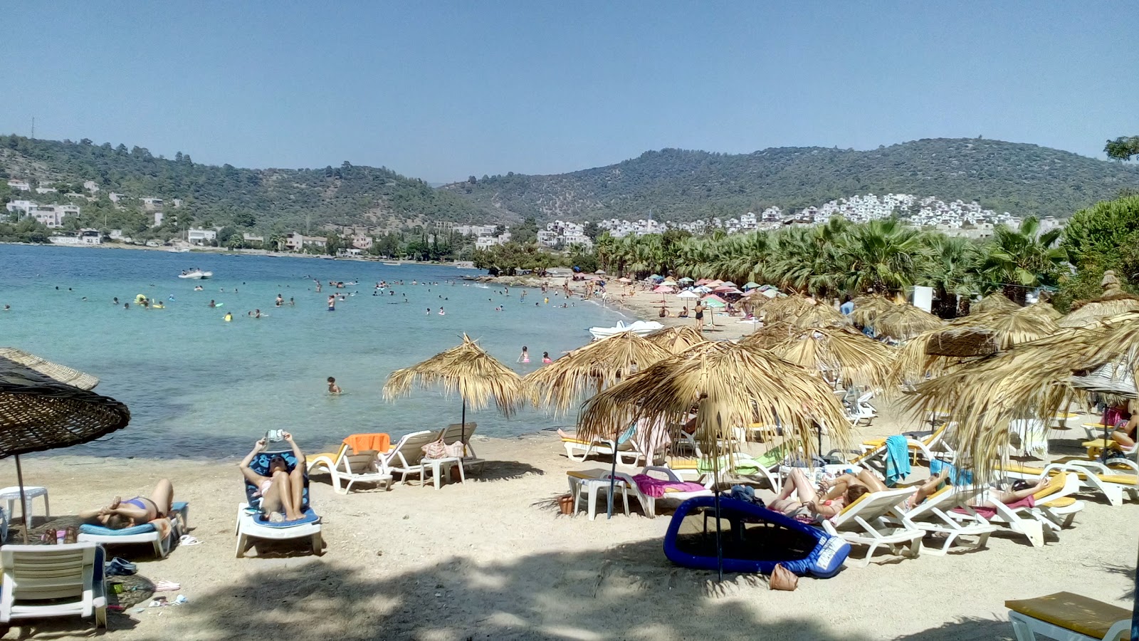 Zeytinli Beach'in fotoğrafı uçurumlarla desteklenmiş