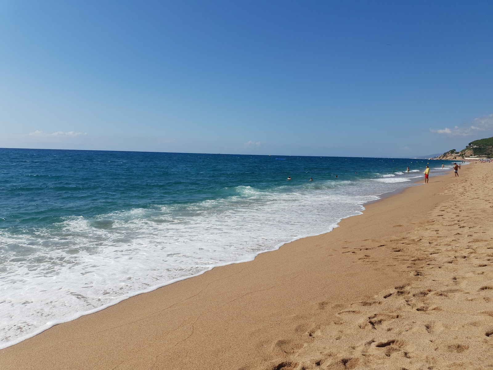 Foto de Playa de Calella con agua turquesa superficie