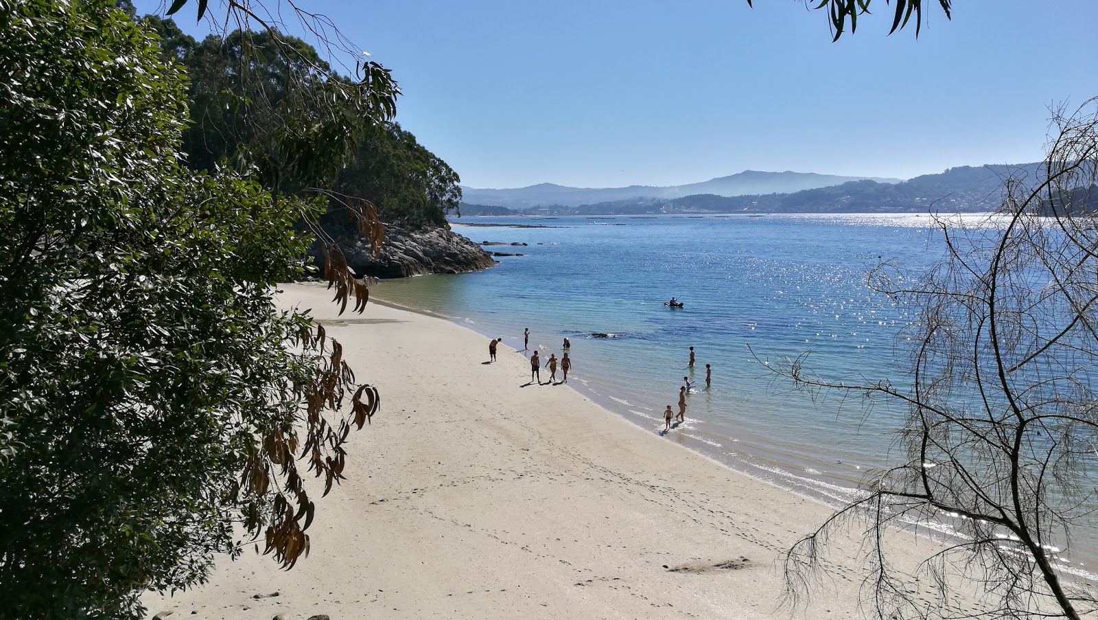 Foto di Praia Ouriceira con una superficie del sabbia bianca