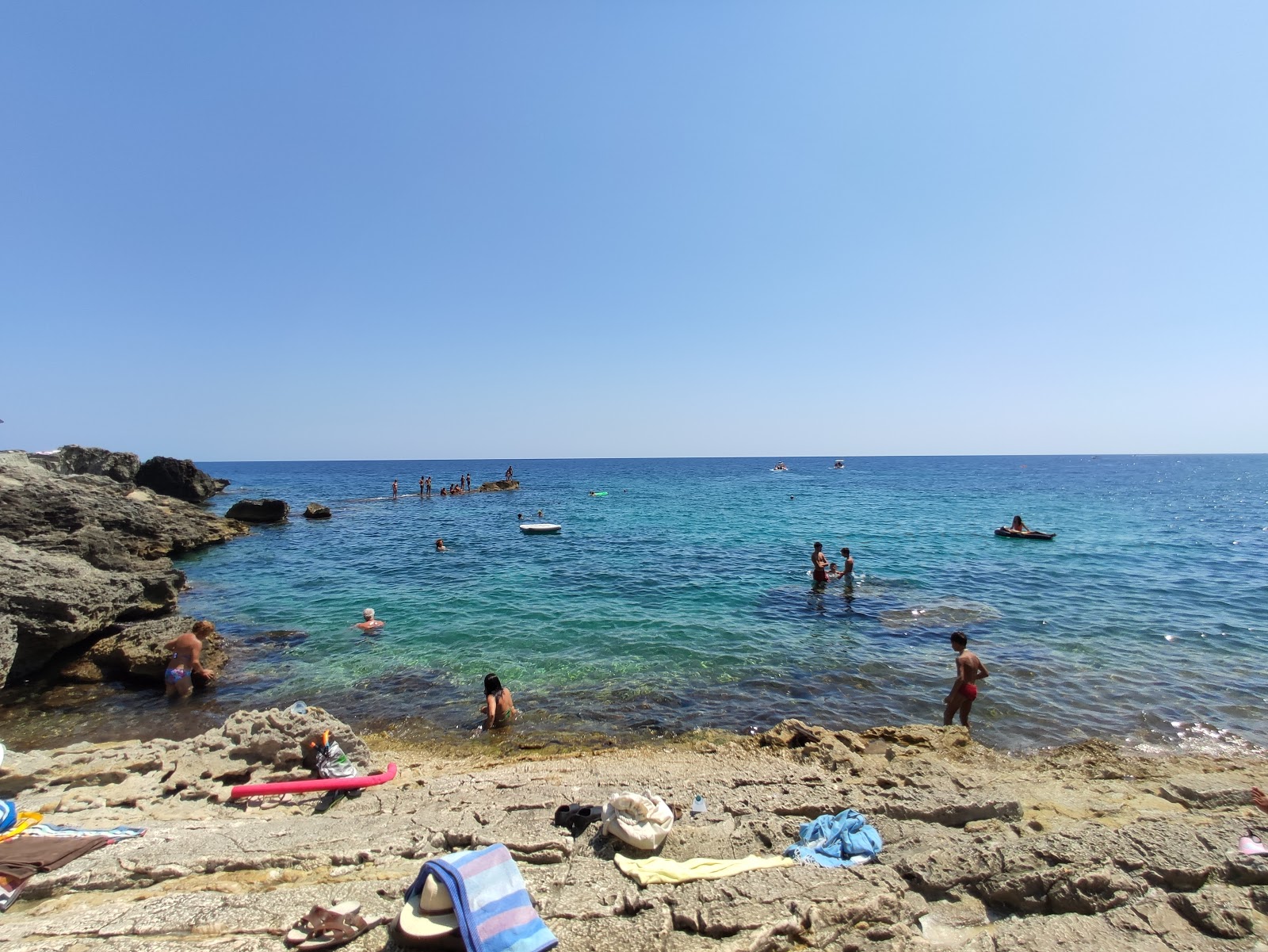 Spiaggia di Chianca Liscia'in fotoğrafı taşlar yüzey ile