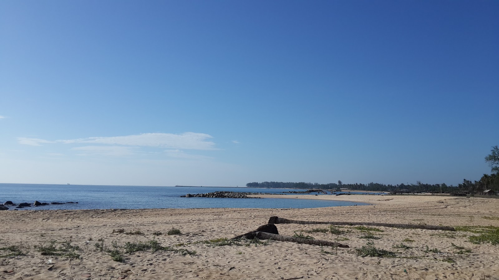 Φωτογραφία του Samphimo Beach με μικροί και πολλοί κόλποι