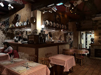 Atmosphère du Restaurant de spécialités alsaciennes CAVEAU HEUHAUS à Eguisheim - n°2
