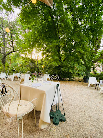 Atmosphère du Restaurant de spécialités provençales Chez Thomé à Le Tholonet - n°9