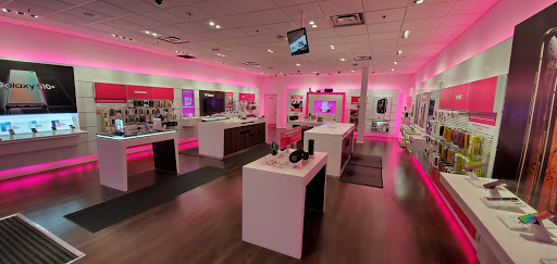 Cell Phone Store «T-Mobile», reviews and photos, 114 E Kensington Rd, Mt Prospect, IL 60056, USA