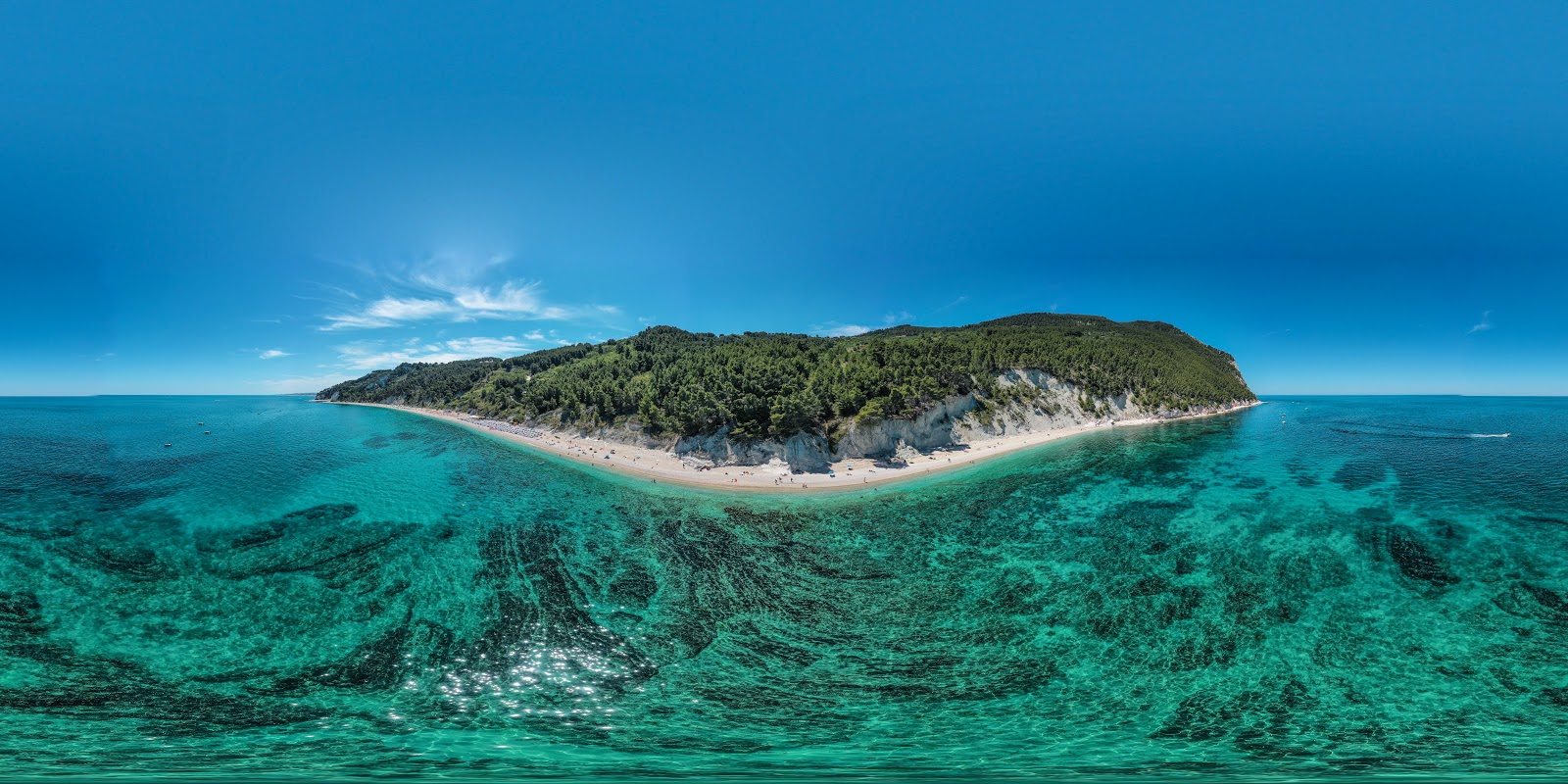 Foto de Spiaggia Sassi Neri apoiado por penhascos