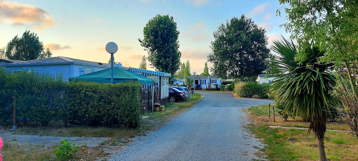 Camping Les Prairies du Lac à Apremont (Vendée 85)