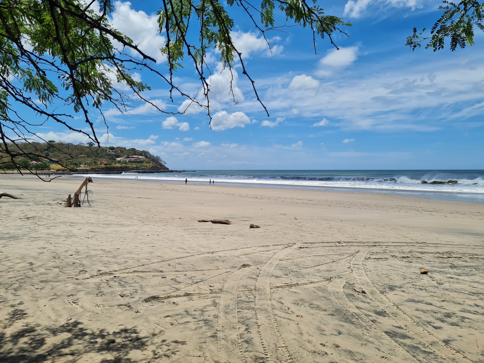 Foto de Praia de Jiquelite com areia brilhante superfície