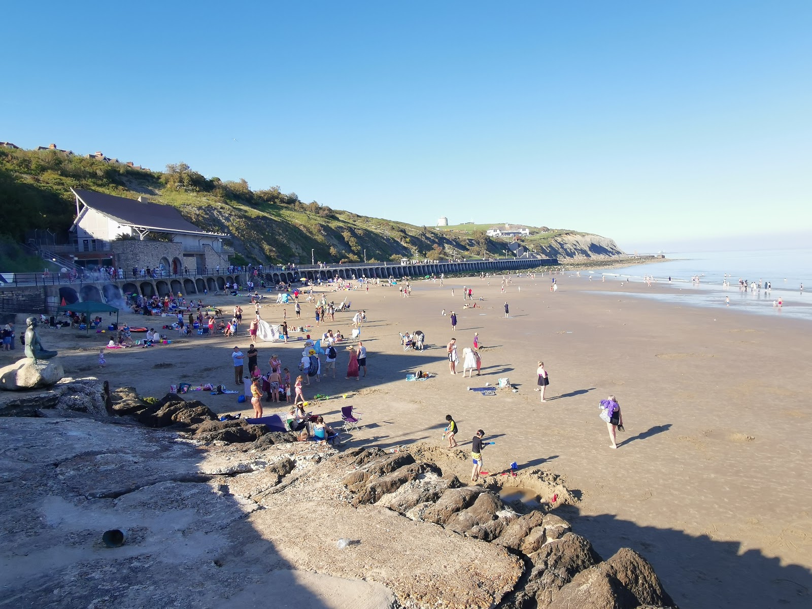 Foto van Sunny Sands beach en de nederzetting