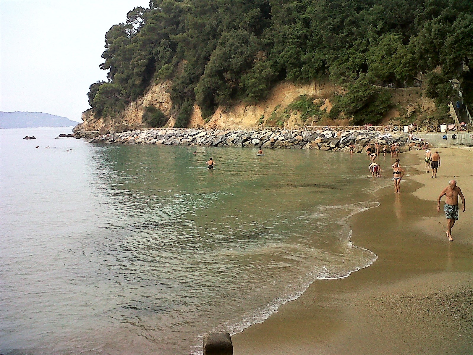 Foto av Spiaggia della Marinella di San Terenzo och bosättningen