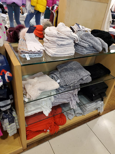 Clothing Store «Gap», reviews and photos, 435 N Harlem Ave, Oak Park, IL 60301, USA