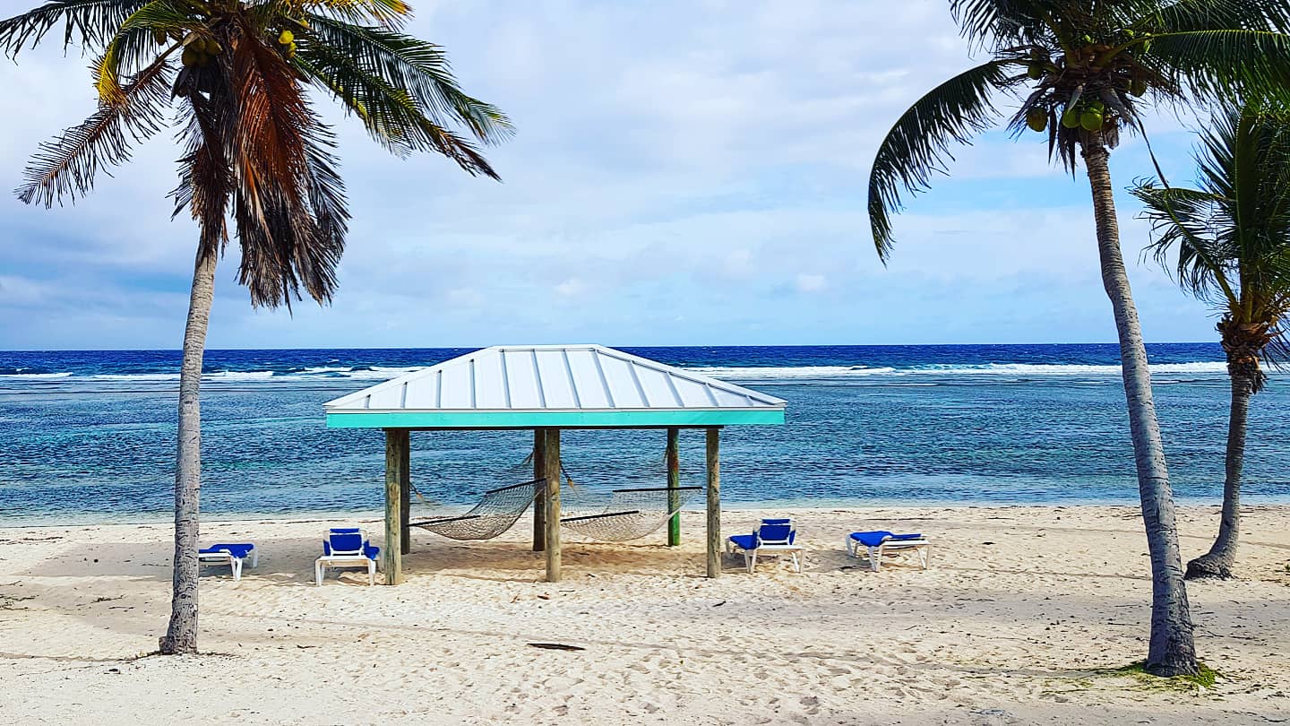 Foto de Cayman Brac beach com água cristalina superfície