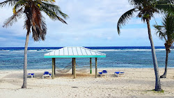 Zdjęcie Cayman Brac beach z prosta linia brzegowa