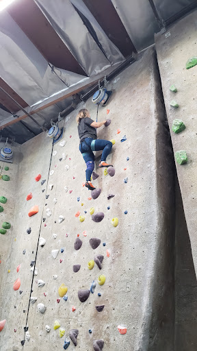 Rock Climbing Gym «Hangar 18 Indoor Climbing Gym - South Bay», reviews and photos, 4926 W Rosecrans Ave, Hawthorne, CA 90250, USA
