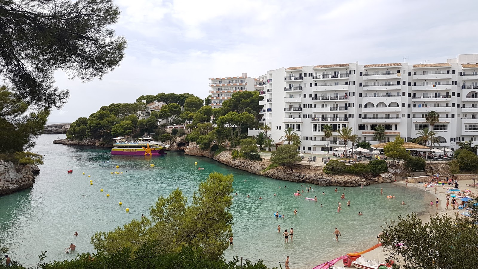 Playa de Cala Ferrera的照片 带有碧绿色纯水表面