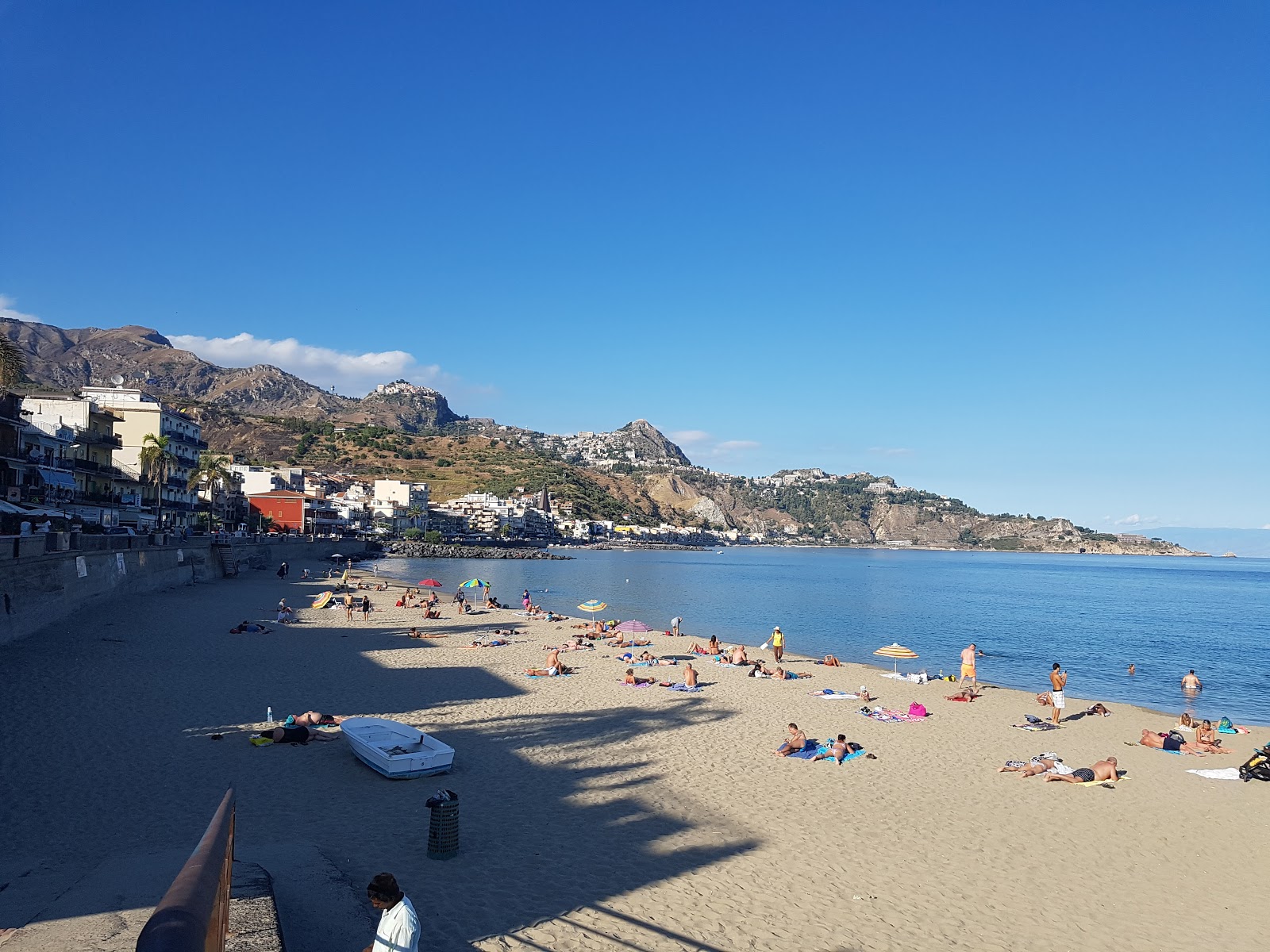 Photo de Spiaggia Schisò Giardini Naxos avec baie spacieuse