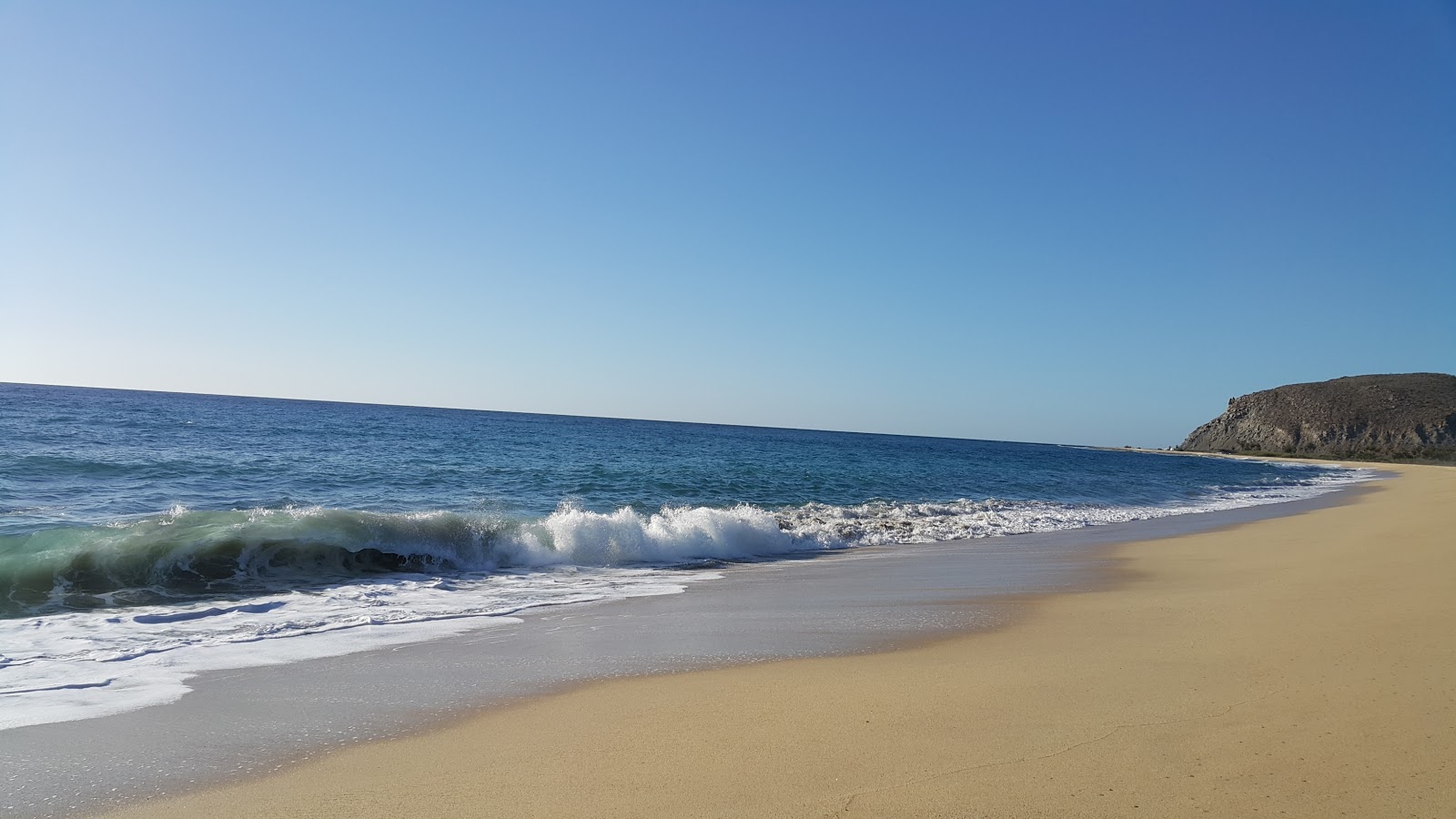 Photo de San Pedrito Beach avec sable fin et lumineux de surface