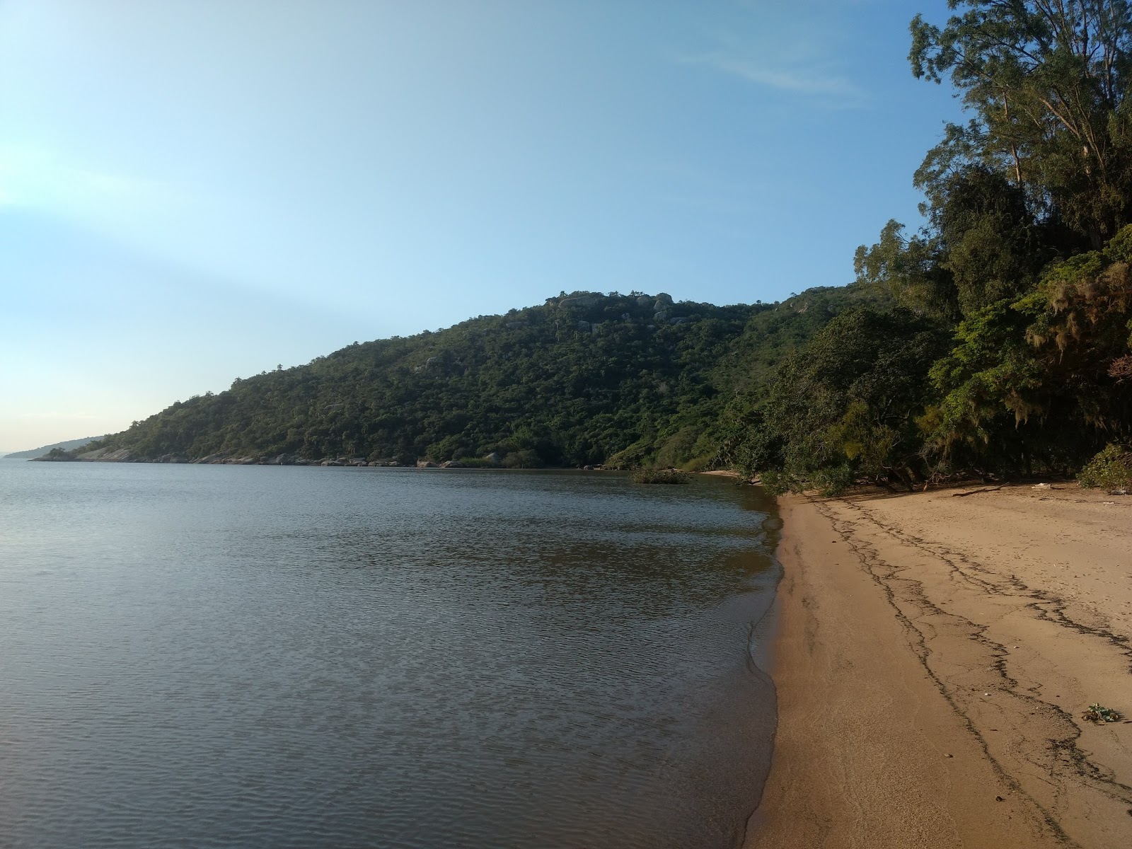 Photo de Praia do Sitio avec l'eau turquoise de surface