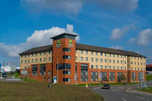 Holiday Inn Express London - Luton Airport, an IHG Hotel image