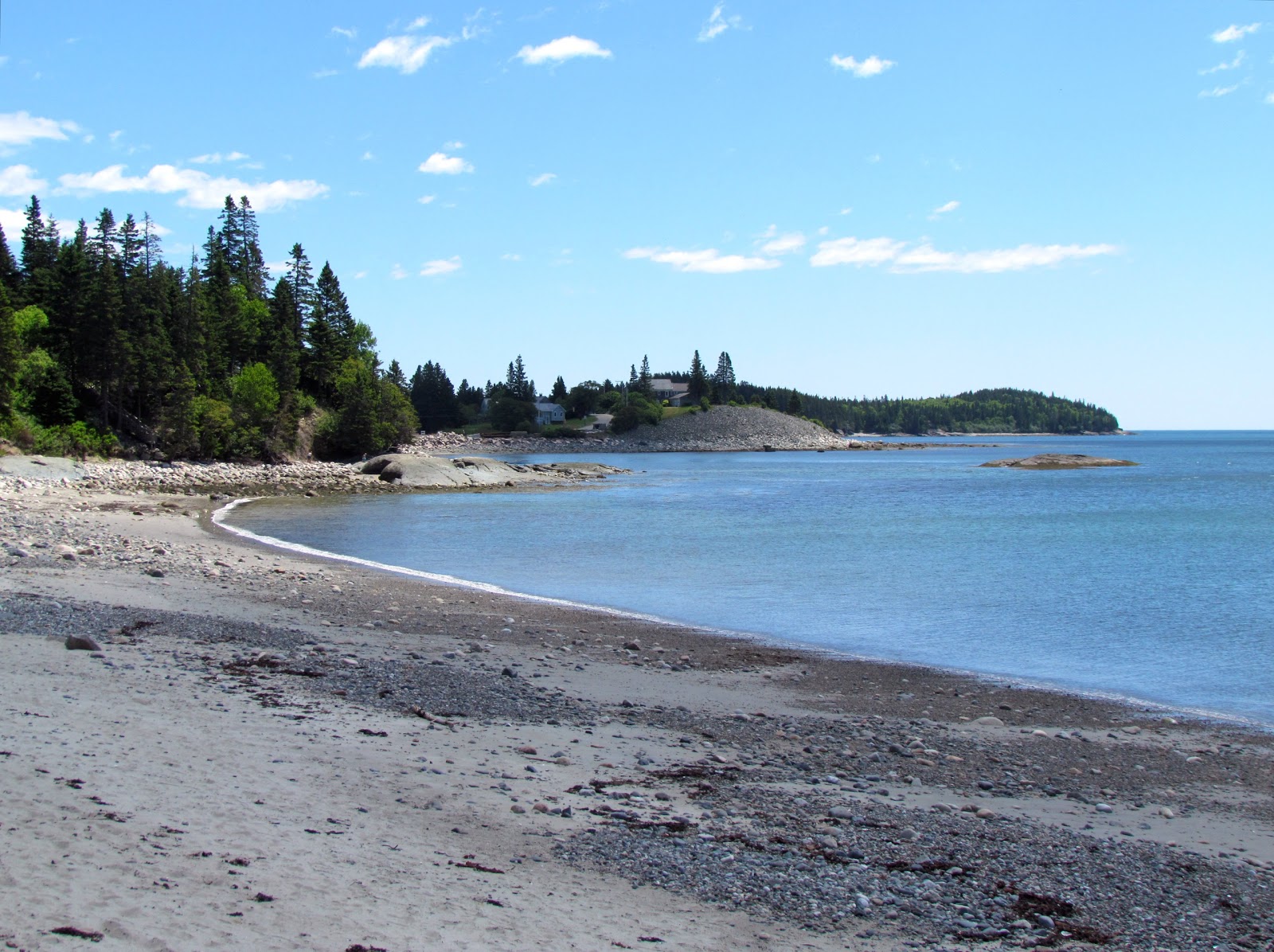 Photo de Roque Bluffs beach avec sable clair avec caillou de surface