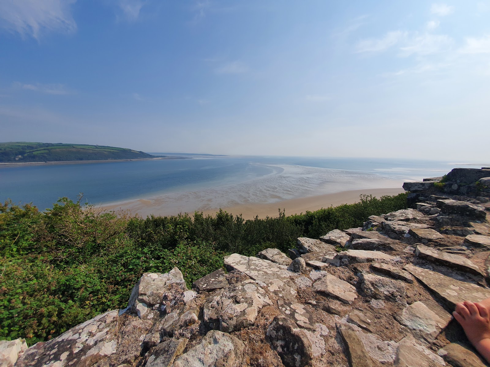 Photo de Plage de Llansteffan protégé par des falaises