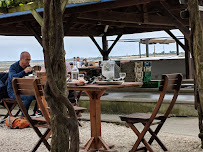 Atmosphère du Bar-restaurant à huîtres La Cabane de l'Aiguillon à La Teste-de-Buch - n°2