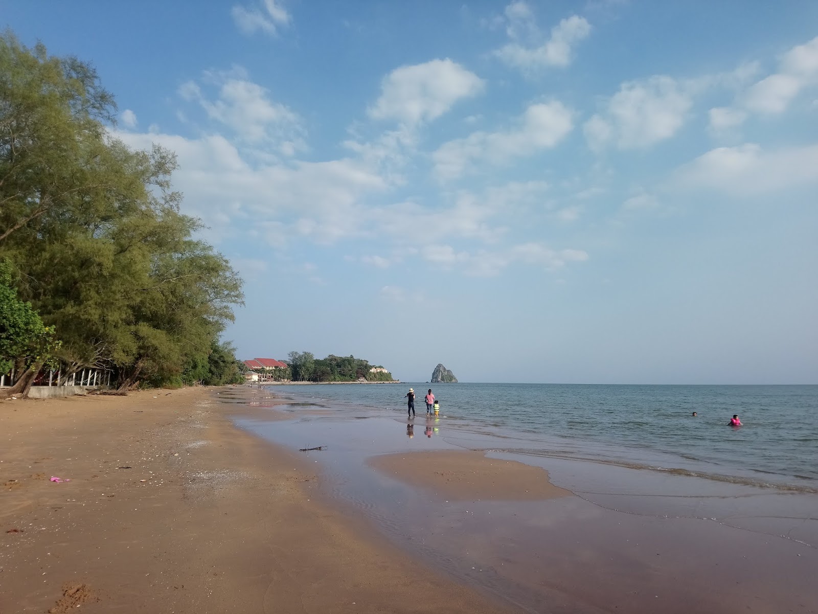 Photo de Bai Duong Beach avec rivage droit, long