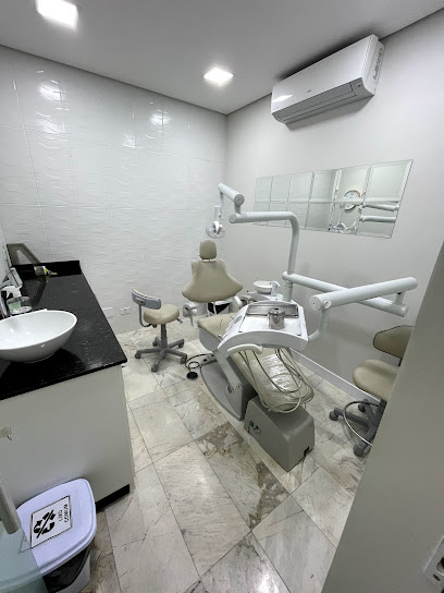 Dra. Thais Perini - Dentista em Curitiba