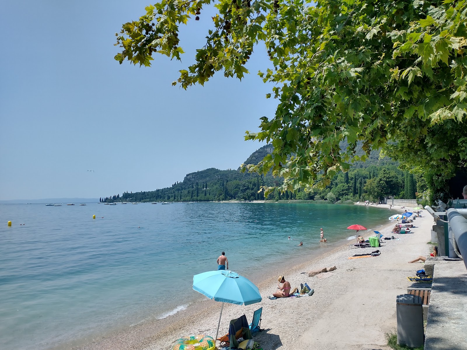 Foto av Spiaggia Corno di Garda med grå fin sten yta